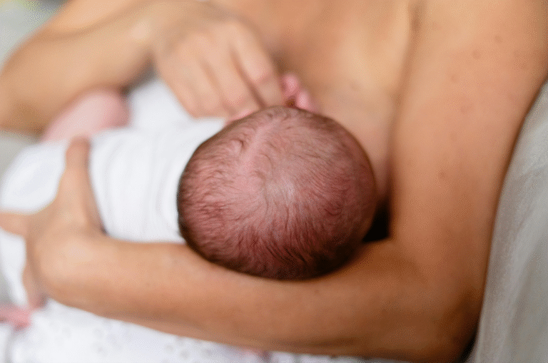 Pomoč pri dojenju: položaji, pripomočki, miti in resnice